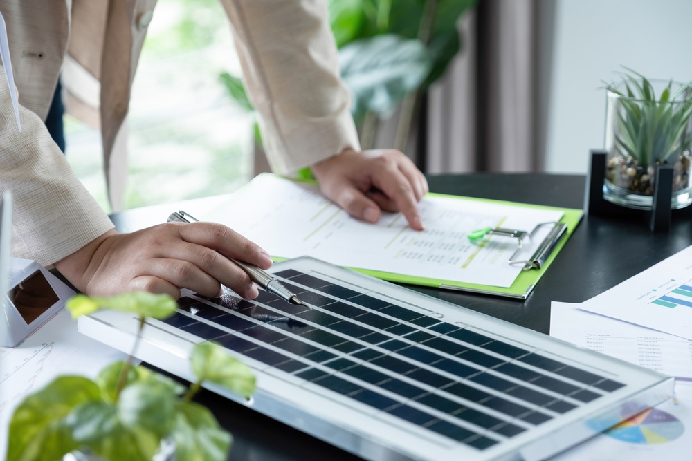Businessmen,Are,Having,Presentation,About,Sustainable,Energy,With,Solar,Cell
